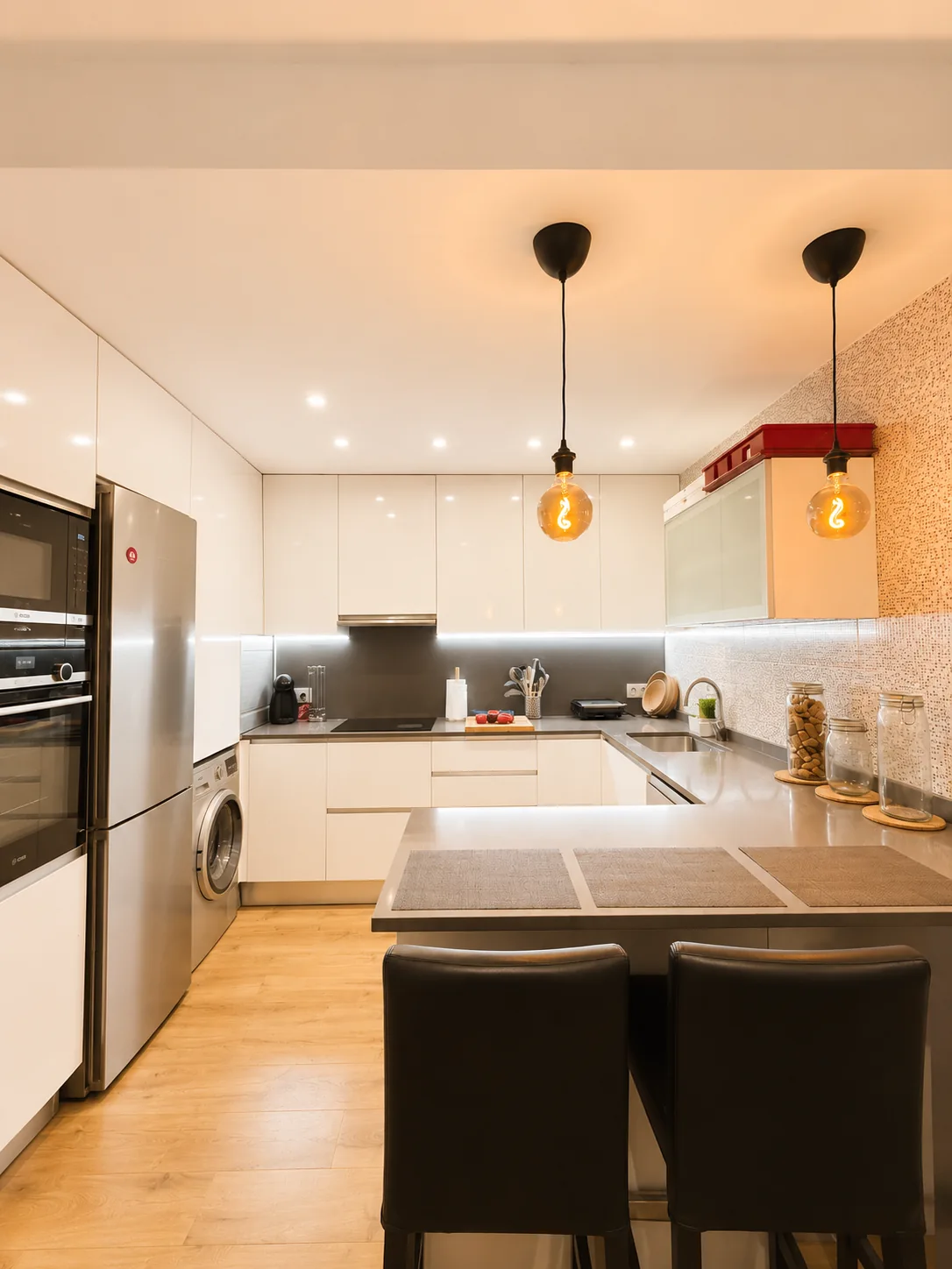 Cocina moderna completamente equipada